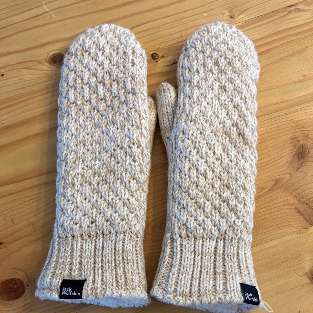 Jack Wolfskin Beige Knit Mittens with Sherpa lining women’s size small cozy